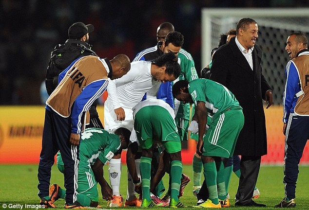 Ronaldinho bat luc nhin cau thu Raja Casablanca cuop giay hinh anh