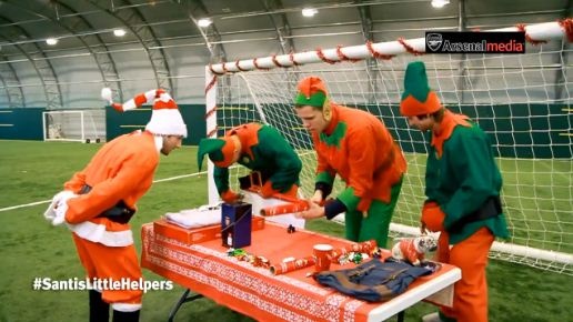 Sao Arsenal nhi nhanh choi tro ong gia Noel hinh anh