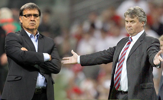 Barca bat ngo nham Hiddink de thay the Tata Martino hinh anh