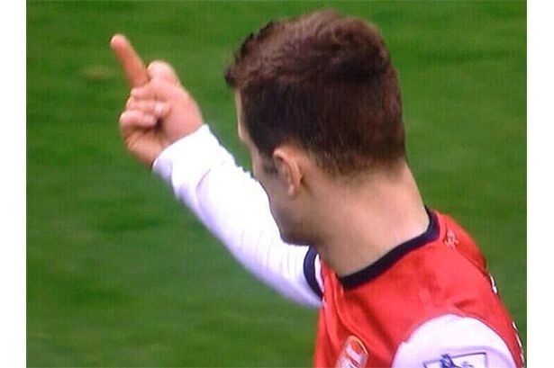 Wilshere bi treo gio 2 tran vi ngon tay thoi hinh anh