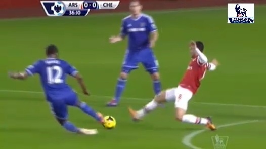 Pha vao bong ron nguoi cua Obi Mikel voi Arteta hinh anh