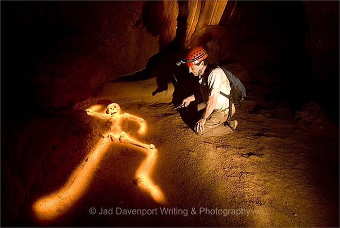 Hang dia nguc voi nhung bo xuong phat sang hinh anh