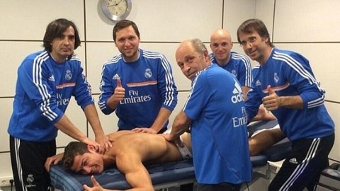 5 nhan vien xum xit massage cho Ronaldo hinh anh