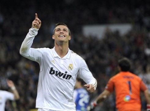 Ronaldo duoc vinh danh ngay dau nam moi hinh anh