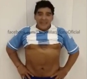 Maradona khoe eo thon ngay dau nam moi hinh anh