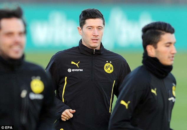 So fan Dortmund danh, Lewandowski thue ve si rieng hinh anh