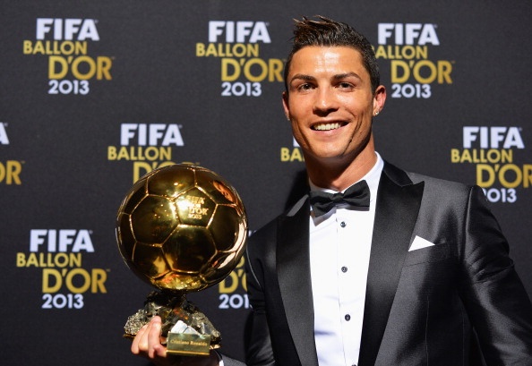 Truyen thong the gioi goi Ronaldo la Vua hinh anh