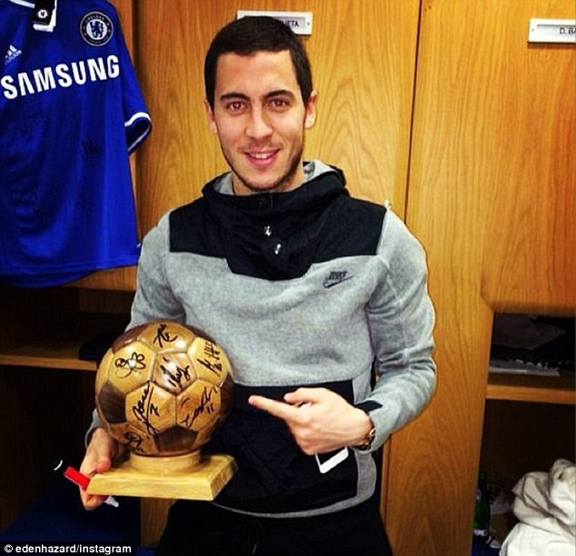 Eden Hazard hi hung khoe Qua bong vang hinh anh