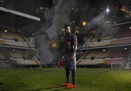 Fabregas sut tung bang dien tu, Balotelli pha huy SVD hinh anh