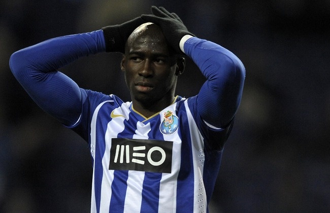 Chi 38 trieu bang, Man City quyet qua mat M.U hinh anh