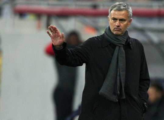 Mourinho run ray truoc hang cong cua Man City hinh anh