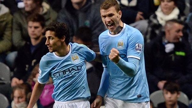 Cu danh dau doi xa cua Negredo hinh anh