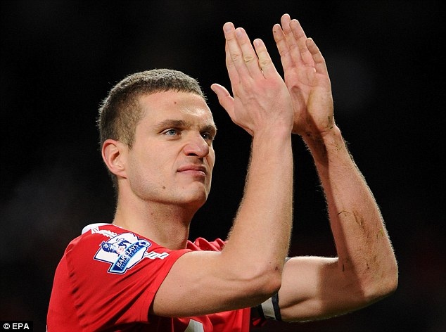 Lo muc luong khung khien Vidic bo M.U hinh anh