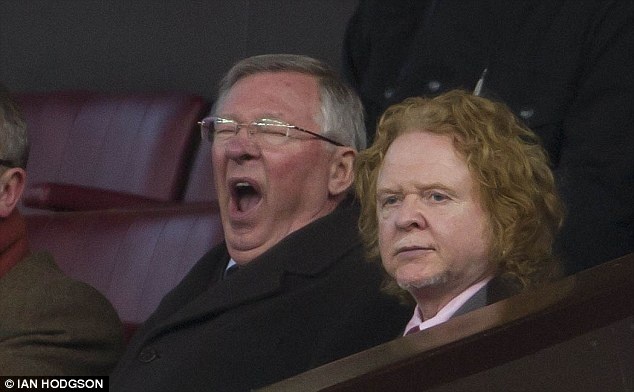 Sir Alex chan nan khi xem M.U thi dau hinh anh