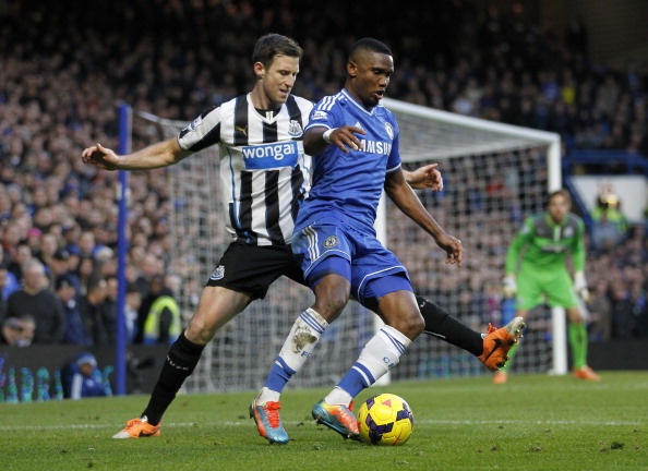 Phan xa tuyet voi gup Foster danh bai Eto'o hinh anh