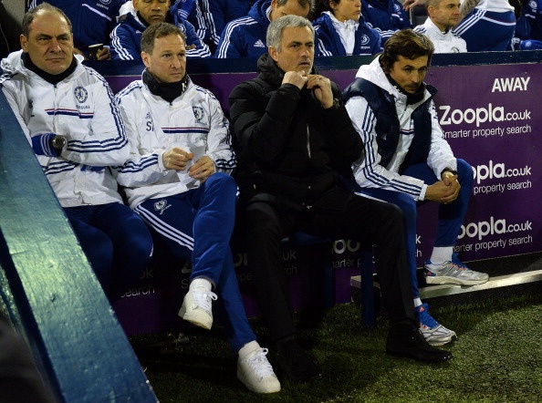 Mourinho noi gi sau cu vap tai Hawthorns? hinh anh