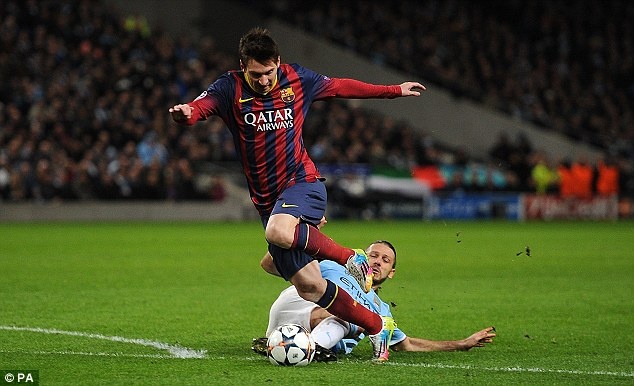 Cuu trong tai Anh nhan dinh penalty cho Barca la chinh xac hinh anh