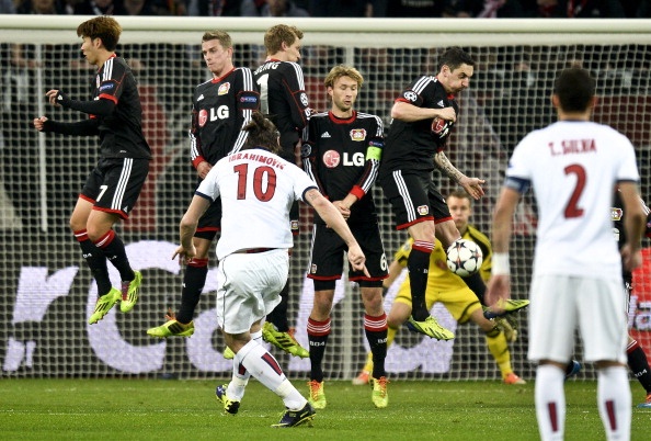 Man trinh dien thuyet phuc cua Ibra trong tran gap Leverkusen hinh anh