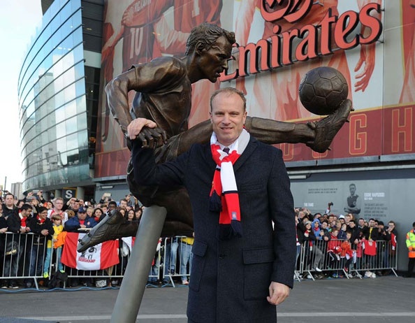 Arsenal dung tuong huyen thoai Dennis Bergkamp hinh anh