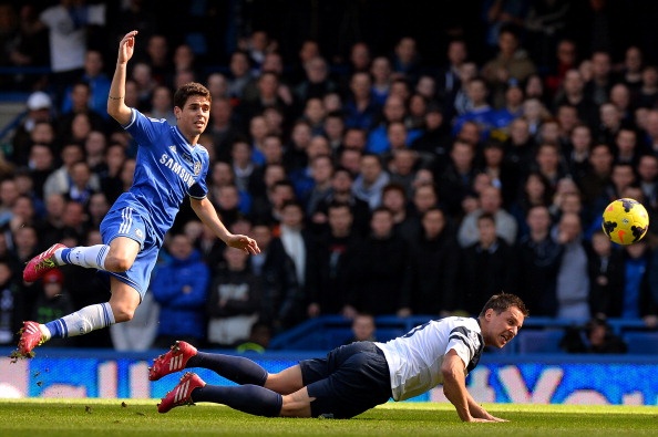 Pha truy can ngau hung kieu bo cap cua Jagielka hinh anh