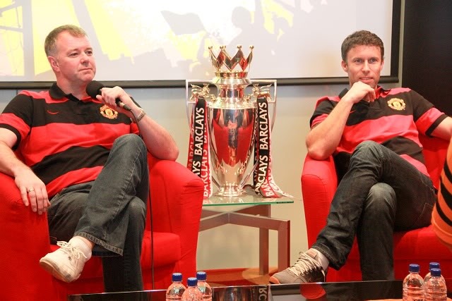 Hom nay huyen thoai M.U mang cup NH Anh den Viet Nam hinh anh