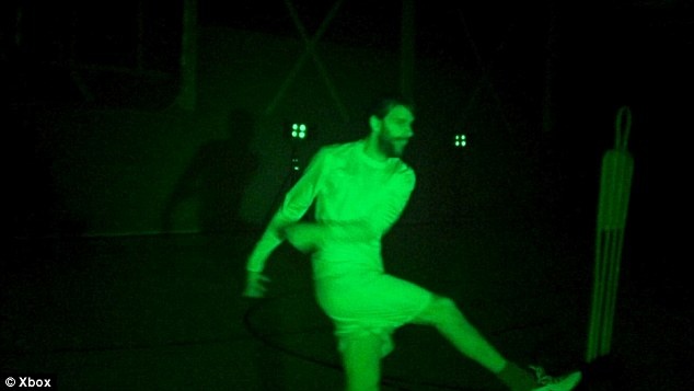 Van Nistelrooy tro tai sut phat trong bong toi hinh anh