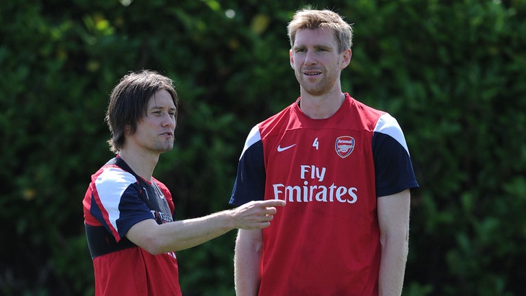 Arsenal co lien 2 hop dong moi hinh anh