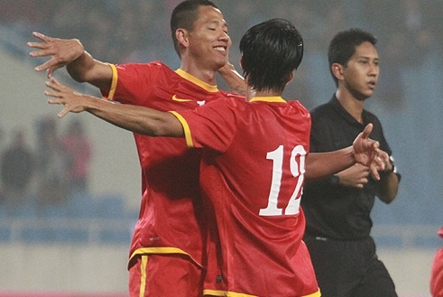 Viet Nam 3-1 Hong Kong:  Chu nha ngang cao dau roi giai hinh anh