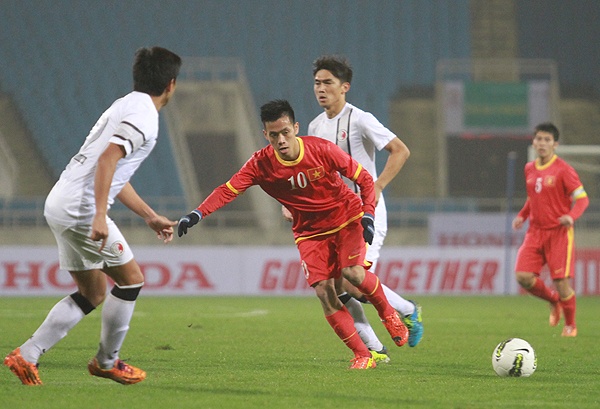Cu volley khong thanh cua Van Quyet hinh anh