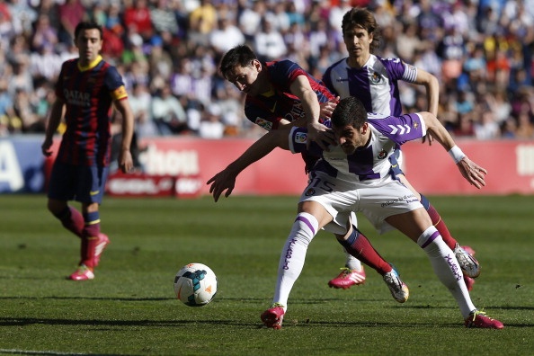 Cu vap dieng nguoi cua Barca tren san Valladolid hinh anh