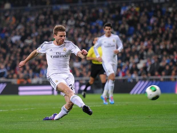 Sao Real bi phat nang vi ca gan khieu khich bo tot hinh anh