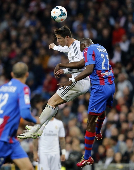 Cu danh dau dap dat trong tran gap Levante hinh anh