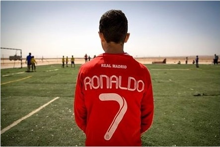 Hoc Ronaldo, Messi keu goi giup do tre em ti nan hinh anh