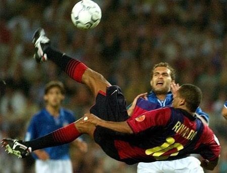 Nhung pha di bong va dut diem mang thuong hieu Rivaldo hinh anh