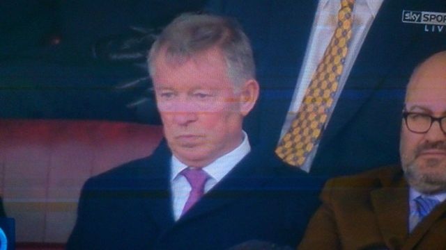 Sir Alex gian tim mat sau that bai tan nat cua M.U hinh anh