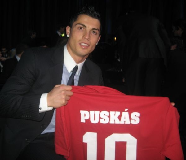 Ronaldo quyet pha ky luc cua Puskas va Messi hinh anh