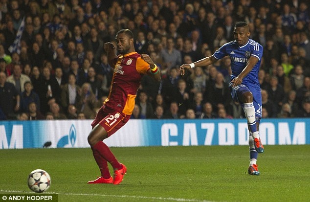 Chan buoc Drogba, Eto'o giup Chelsea tien vao tu ket hinh anh