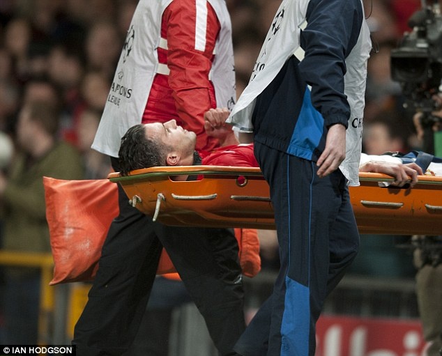 Chan thuong cua Van Persie khong nghiem trong hinh anh