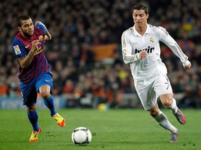 Alves doi dau Ronaldo - Ruc lua duong bien hinh anh