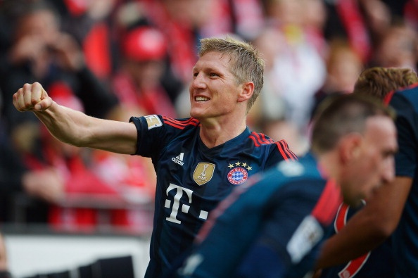Lần thứ 2 liên tiếp Schweinsteiger được xướng tên trong đội hình tiêu biểu châu Âu tuần. Ở trận gặp Mainz vừa qua, tuyển thủ Đức ghi 1 bàn, chuyền bóng chính xác 93% (106/114) và có 132 lần chạm bóng.