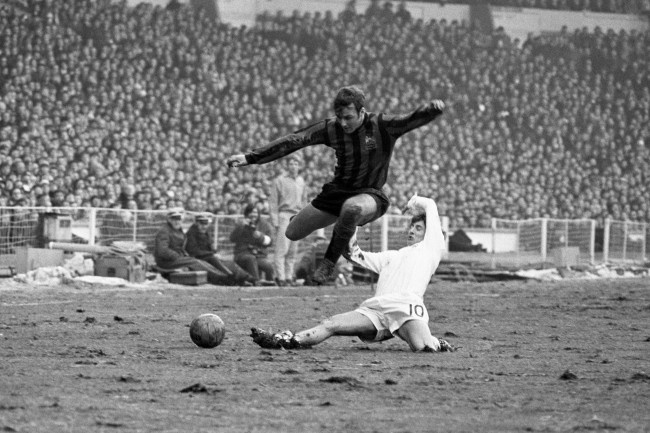 Cu tac bong cua George Best lam gay chan Pardoe hinh anh