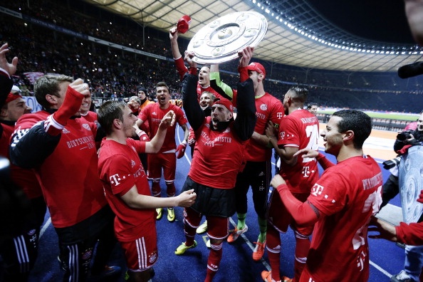 Cau thu Bayern an mung chuc vo dich som ky luc hinh anh