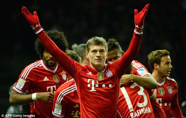 Diem tin 26/3: Gary Neville khuyen M.U tu bo Kroos hinh anh