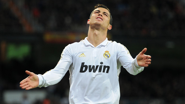 Nhung pha bong dut diem trung xa ngang, cot doc cua Ronaldo hinh anh