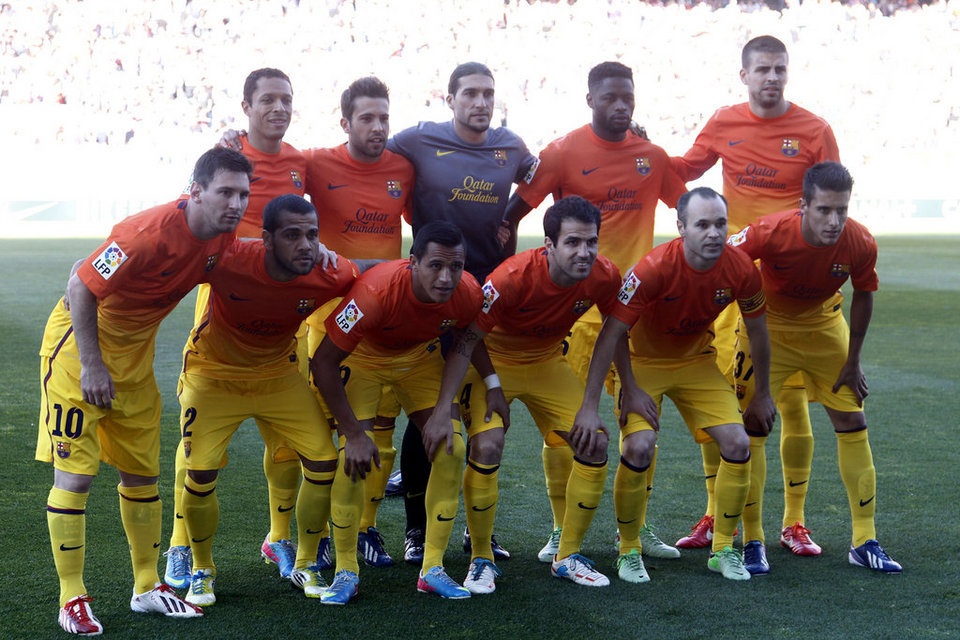 Không giống như các CLB khác, người sở hữu và điều hành Barca chính là những CĐV của đội bóng. Tuy vậy, nhà ĐKVĐ La Liga vẫn chìm trong những khoản nợ khổng lồ. Số nợ của Blaugrana chiếm khoảng 6% giá trị thương hiệu của họ (2,6 tỷ bảng – theo Forbes).