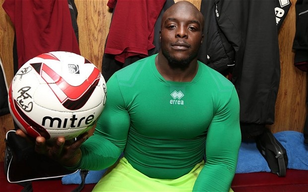 Akinfenwa được đánh giá là cầu thủ khỏe nhất trong thế giới bóng đá ở thời điểm này. Cầu thủ 31 tuổi người Anh tự tạo cho mình một phòng gym đặc biệt, ở đó anh thường nâng những quả tạ nặng tới 396 pound. Mùa này, Akinfenwa đang chơi khá ổn định tại League One khi ghi 5 bàn sau 15 lần ra sân.
