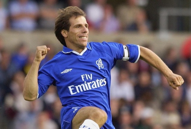 Không giống các cầu thủ khác, dấu ấn mà Zola tạo ra tại giải NH Anh là rất đặc biệt. Nhờ học được rất nhiều thứ từ thần tượng Diego Maradona hồi cùng thi đấu cho Napoli, cựu danh thủ người Italy không chỉ nhận được tình yêu từ NHM Chelsea, mà mà còn giành trọn tình cảm từ CĐV của đối thủ. Zola có 7 năm chơi bóng ở Stamford Bridge và giành được 6 danh hiệu.