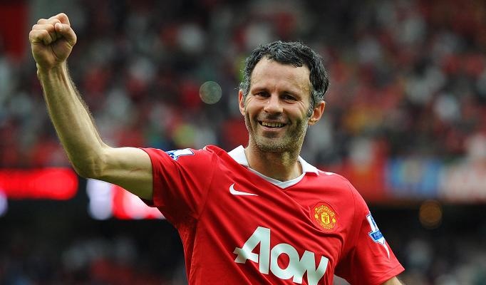 Chỉ nhìn vào số trận đấu của Giggs cho đội bóng giàu truyền thống nhất giải NH Anh như M.U cũng đủ chọn anh cho vị trí số 1 danh sách này. Sau gần 1/4 thế kỷ chơi bóng tại Old Trafford, lão tướng người xứ Wales lập kỷ lục với 671 ra sân tại Premier League, ghi 114 bàn và đem lại cho Quỷ đỏ 13 chức vô địch. Nếu tính trên mọi mặt trận, Giggs giành tới 35 danh hiệu cùng M.U tính đến thời điểm này.