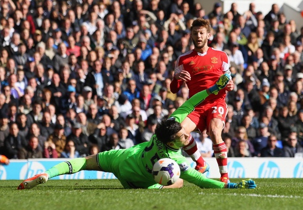 Lallana là cầu thủ được xướng tên nhiều nhất trong cuộc tiếp đón Newcastle cuối tuần qua. Tuyển thủ người Anh liên tục làm khổ hàng phòng ngự Chích chòe với những pha bóng kỹ thuật và tốc độ. Anh cũng chính là chủ nhân của 1 bàn thắng và 1 pha kiến tạo, góp công lớn vào chiến thắng “4 sao” của Southampton.
