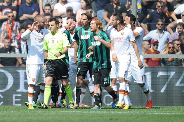 Trong tai o Serie A rut lai quyet dinh thoi phat penalty hinh anh